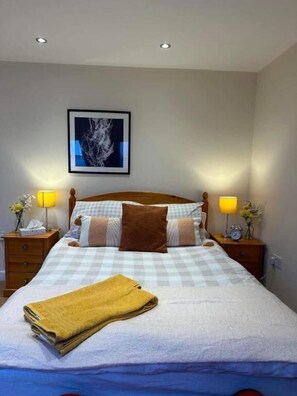 Kamer, 1 twee- of 2 eenpersoonsbedden | Een bureau, gratis wifi