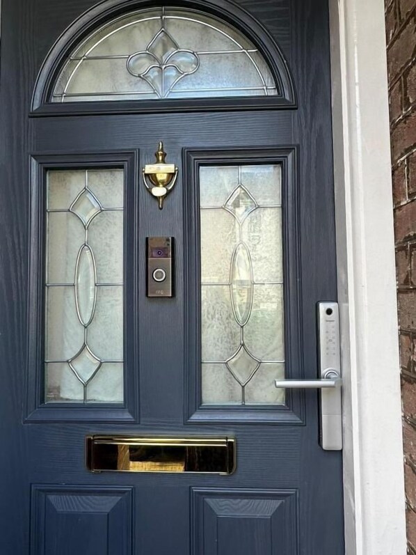 Front of property - Luton Town House Near Airport (Luton)