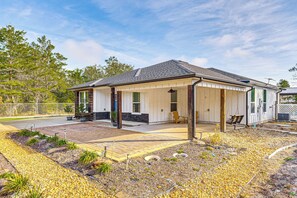Interior - Outdoor Bar & Fire Pit: Navarre Getaway! (Navarre)