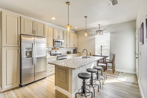 6 Mi to Navarre Beach: Spacious Family Retreat!