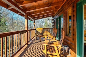 Apartment | 4 bedrooms - Stunning Cabin w Hot Tub Pool Table Arcades (Sevierville)