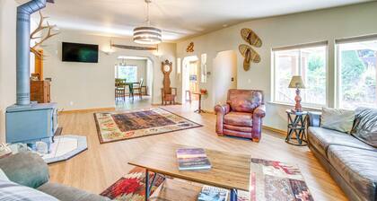 11 Acres of Adventure! Woodsy Mead Stay w/ Trails