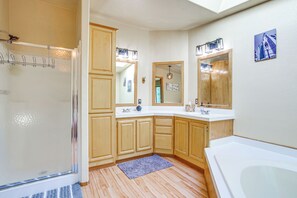 House (3 Bedrooms) | Interior - 11 Acres of Adventure! Woodsy Mead Stay w/ Trails (Mead)