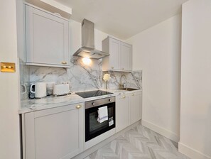 Kühlschrank, Ofen, Herdplatte, Geschirrspüler