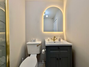 Shower, hair dryer, towels - Charming One-Bedroom Flat in London (Greater London)