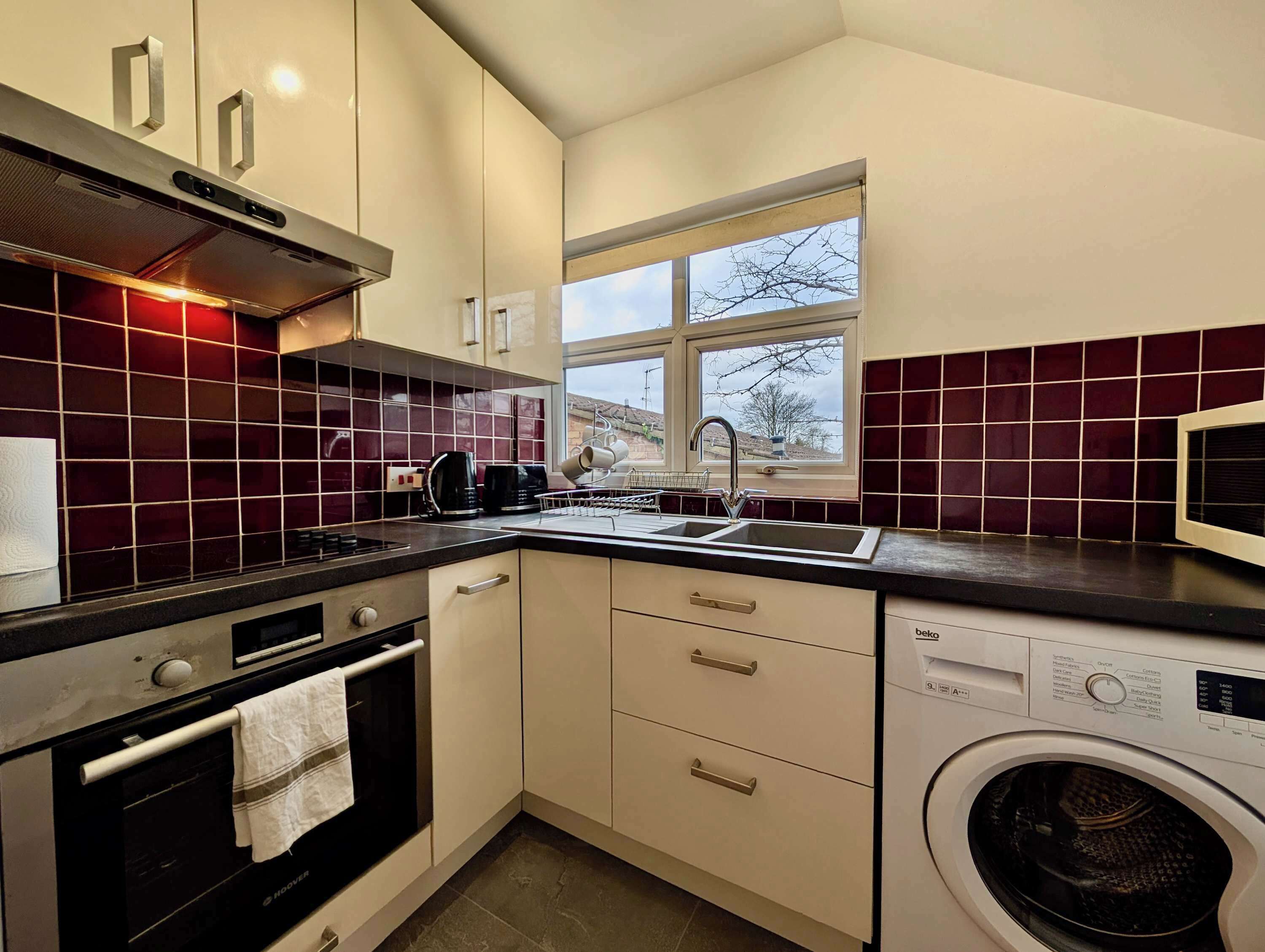 Een koelkast, een microgolfoven, een oven, een kookplaat