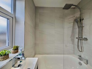 Ducha, secador de pelo y toallas