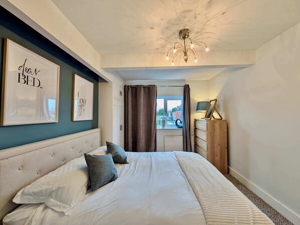 1 dormitorio, escritorio, tabla de planchar con plancha y wifi