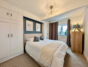 1 dormitorio, escritorio, tabla de planchar con plancha y wifi