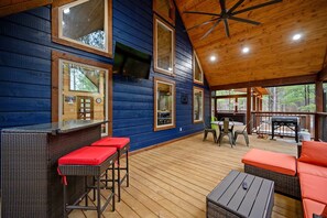 Hytte, 1 kingsize-seng med sovesofa, spabadekar, hageutsikt (Red Fern Cabin) | Spiseområde