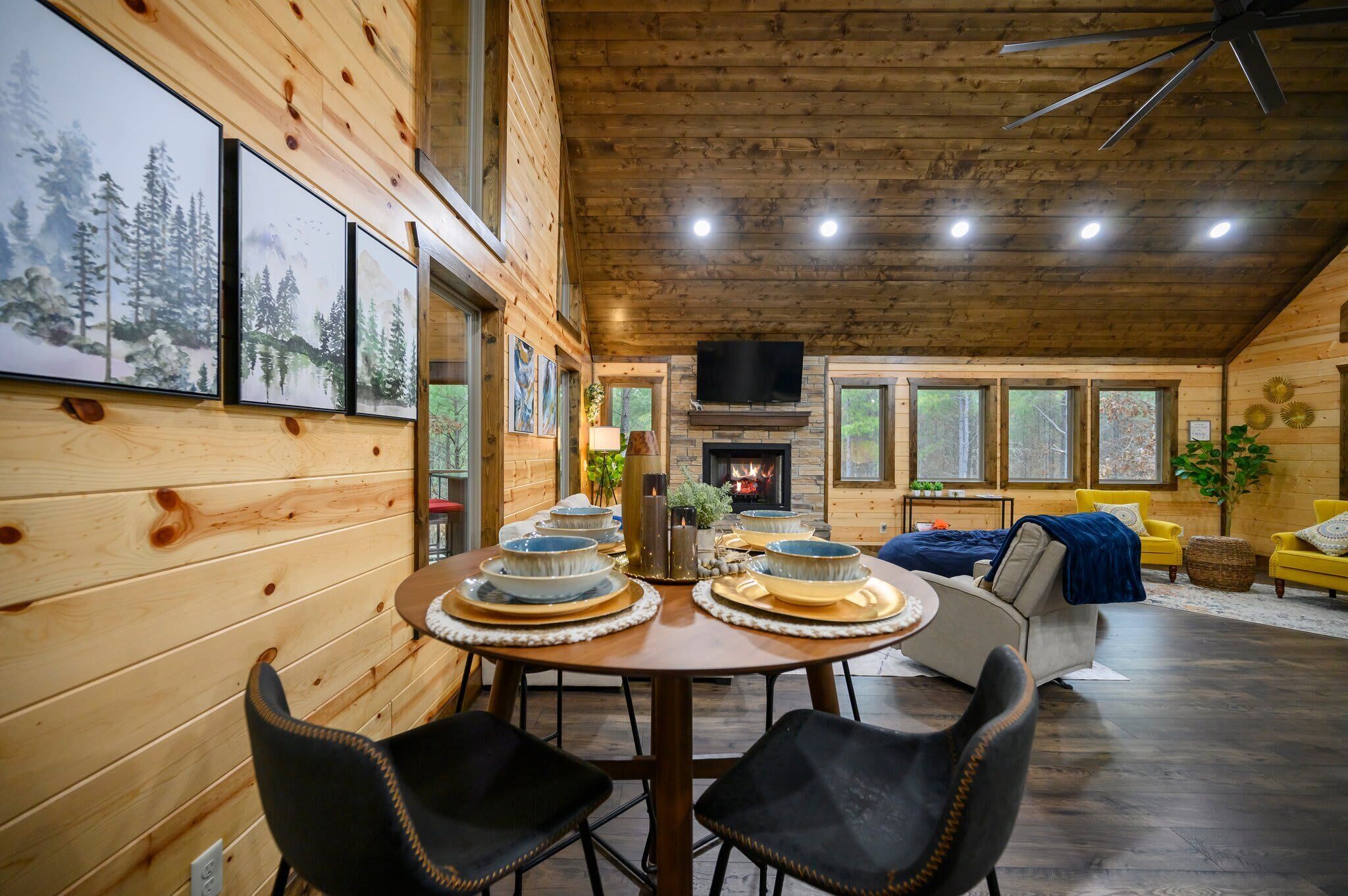 Cabin, 1 King Bed with Sofa bed, Hot Tub, Garden View (Red Fern Cabin) | Dining