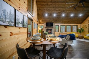 Hytte, 1 kingsize-seng med sovesofa, spabadekar, hageutsikt (Red Fern Cabin) | Spiseområde