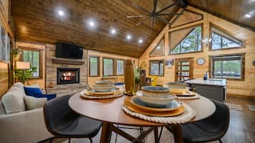 Cabin, 1 King Bed with Sofa bed, Hot Tub, Garden View (Red Fern Cabin) | Dining