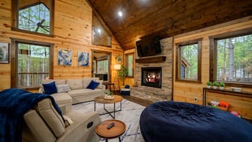 Huisje, 1 kingsize bed met slaapbank, hot tub, uitzicht op tuin (Red Fern Cabin) | Woonruimte | Een 50-inch flatscreentelevisie met digitale zenders en een open haard