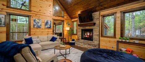Cabaña, 1 cama King size y sofá cama, hidromasaje, vista al jardín (Red Fern Cabin) | Área de sala de estar | Televisión de pantalla plana de 50 pulgadas con canales digitales