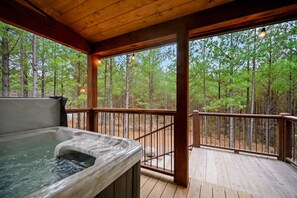 Stuga - 1 kingsize-säng med bäddsoffa - bubbelpool - utsikt mot trädgården (Red Fern Cabin) | Bubbelpool utomhus