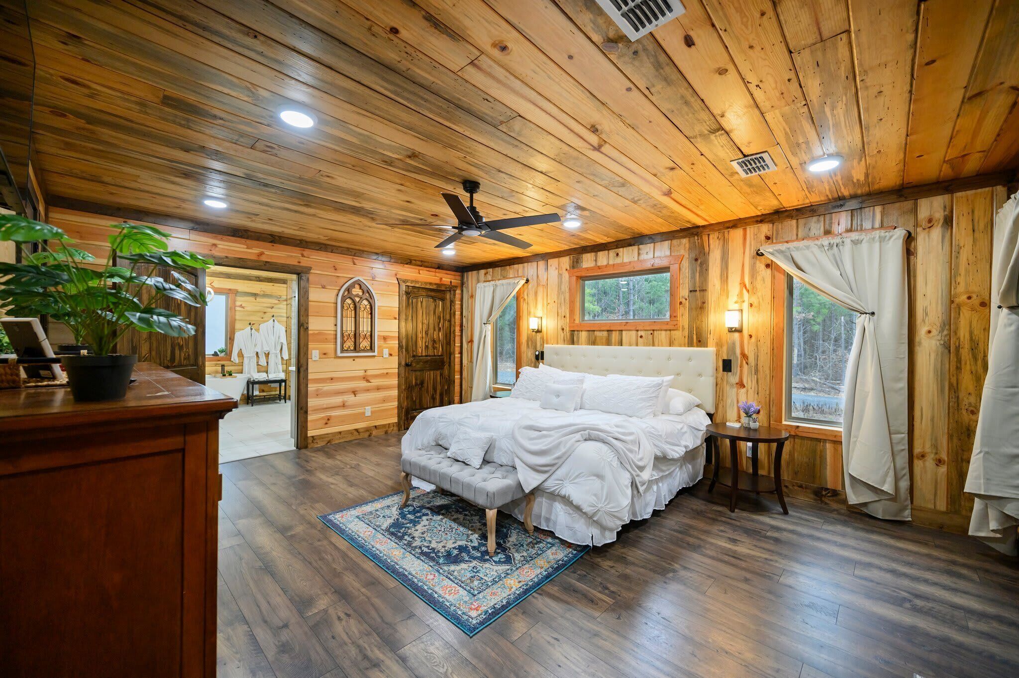 Cabin, 1 King Bed with Sofa bed, Hot Tub, Garden View (Red Fern Cabin) | 1 bedroom, individually decorated, individually furnished, bed sheets