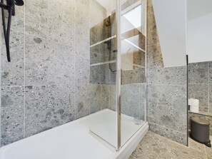 Apartment | Badezimmer | Dusche, kostenlose Toilettenartikel, Haartrockner, Handtücher