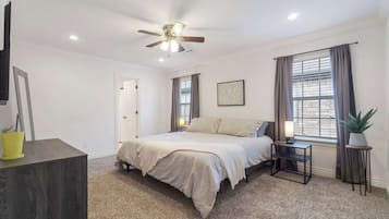 3 slaapkamers, een bureau, een strijkplank/strijkijzer, wifi