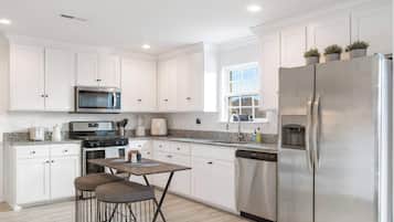 Een koelkast, een magnetron, een oven, een kookplaat