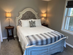 2 habitaciones, escritorio y tabla de planchar con plancha