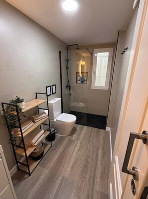 Secador de cabelo, toalhas de banho, sabonete, papel higiênico