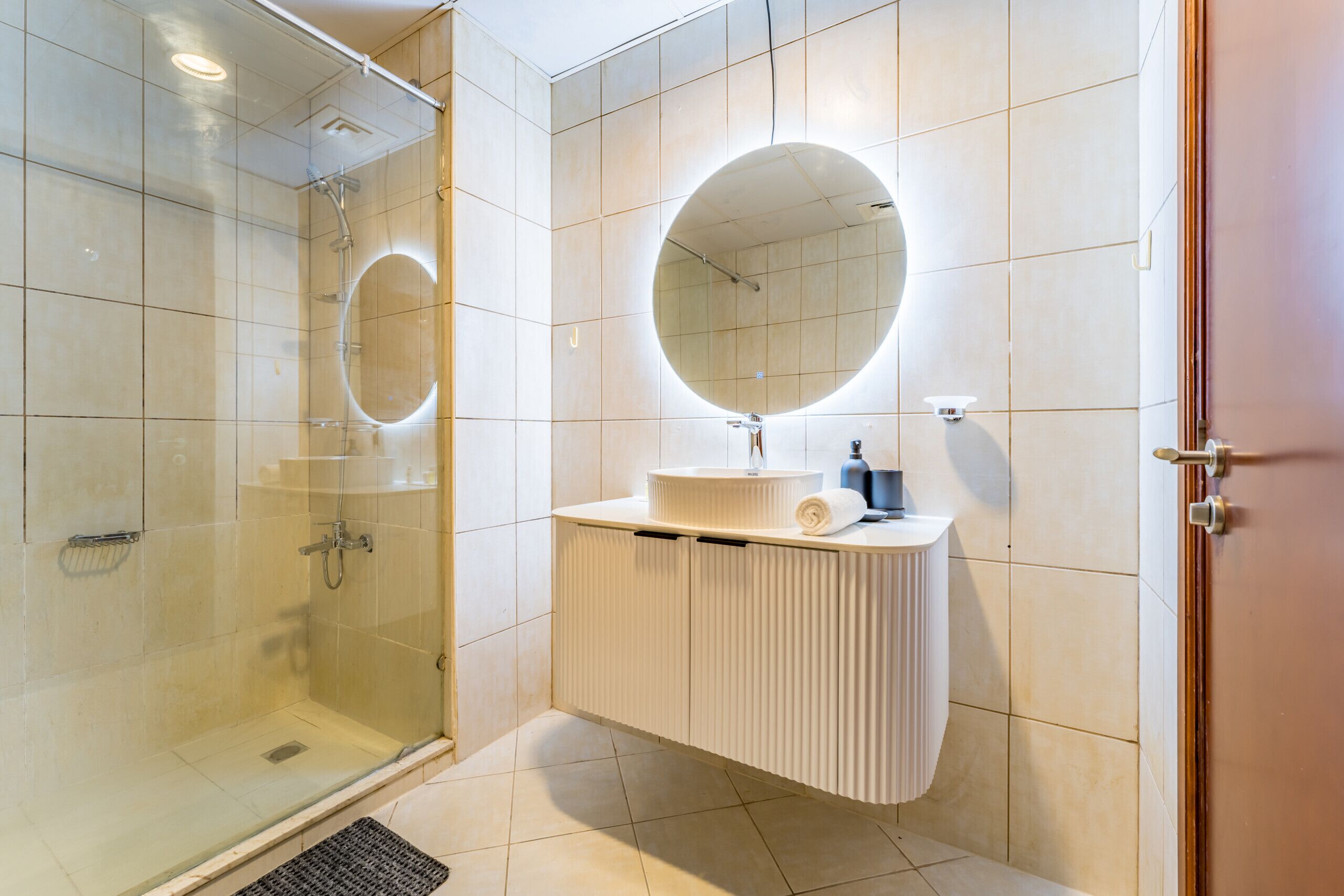 Douche, sèche-cheveux, serviettes fournies, savon