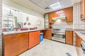 Een koelkast, een microgolfoven, een oven, een kookplaat