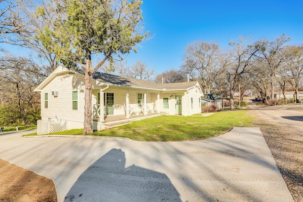 Interior - Walk to Lake Texoma: Kingston Retreat w/ Deck! (Kingston)