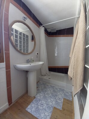 Bruser, hårtørrer, bidet, håndklæder