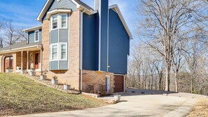 A two-story house with a brick facade and a blue exterior. - 1 Mi to Chickamauga Lake: Apartment in Soddy-daisy (Soddy-Daisy)
