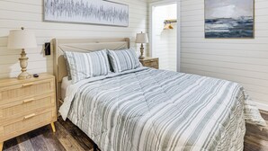 A bedroom with a bed, two bedside tables with lamps, a dresser, and two paintings on the walls. - 1 Mi to Chickamauga Lake: Apartment in Soddy-daisy (Soddy-Daisy)