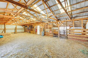 Interior - Pine Ridge Cabin on 62 Acres: Hot Tub & Views! (Chadron)