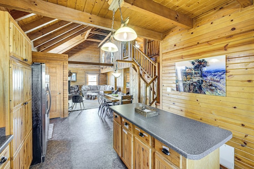 Pine Ridge Cabin on 62 Acres: Hot Tub & Views!