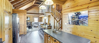 Pine Ridge Cabin on 62 Acres: Hot Tub & Views!