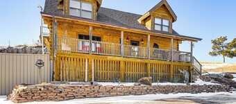 Pine Ridge Cabin on 62 Acres: Hot Tub & Views!