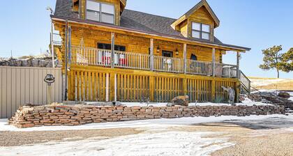 Pine Ridge Cabin on 62 Acres: Hot Tub & Views!