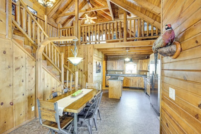 Pine Ridge Cabin on 62 Acres: Hot Tub & Views!