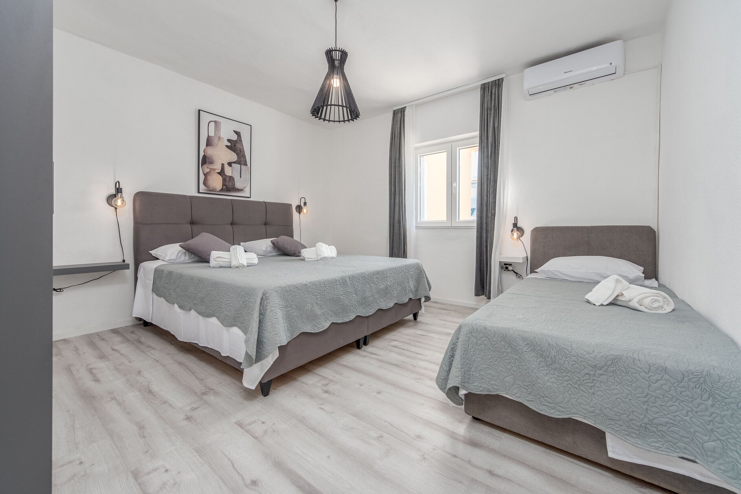 6 bedrooms, free cribs/infant beds, bed sheets