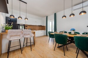 Mikrobølgeovn, oppvaskmaskin, kaffetrakter/tekoker og høy barnestol