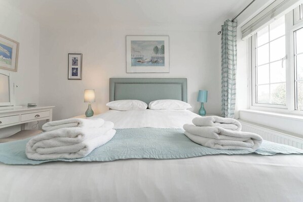 3 slaapkamers, een strijkplank/strijkijzer, reisbedje, internet