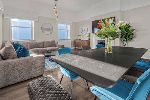 *New beautiful 5 bedroom Apt in Kemp Town*