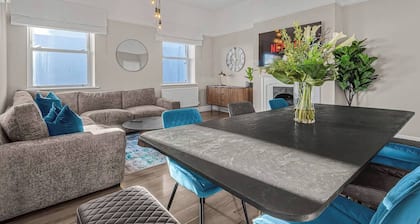 *New beautiful 5 bedroom Apt in Kemp Town*