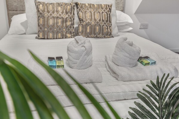 3 bedrooms, iron/ironing board, travel crib, internet