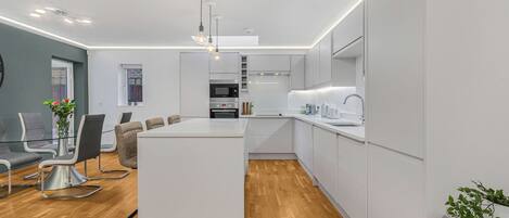 ثلاجة، ميكروويف، فرن، موقد طهي مسطح