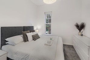 3 quartos, ferros/tábuas de passar roupa, berço de viagem