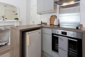 Kühlschrank, Ofen, Herdplatte, Kochgeschirr/Geschirr/Besteck