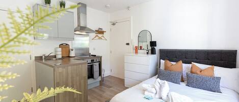 1 habitación, tabla de planchar con plancha, wifi y ropa de cama