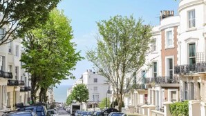 A street lined with parked cars and trees, with buildings on either side. - Lovely & bright Brighton beach retreat by the sea (Brighton and Hove)