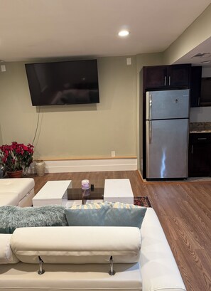 Smart TV - Charming 1-bedroom house in Ronkonkoma with AC, WiFi, Washer & Dryer (Ronkonkoma)